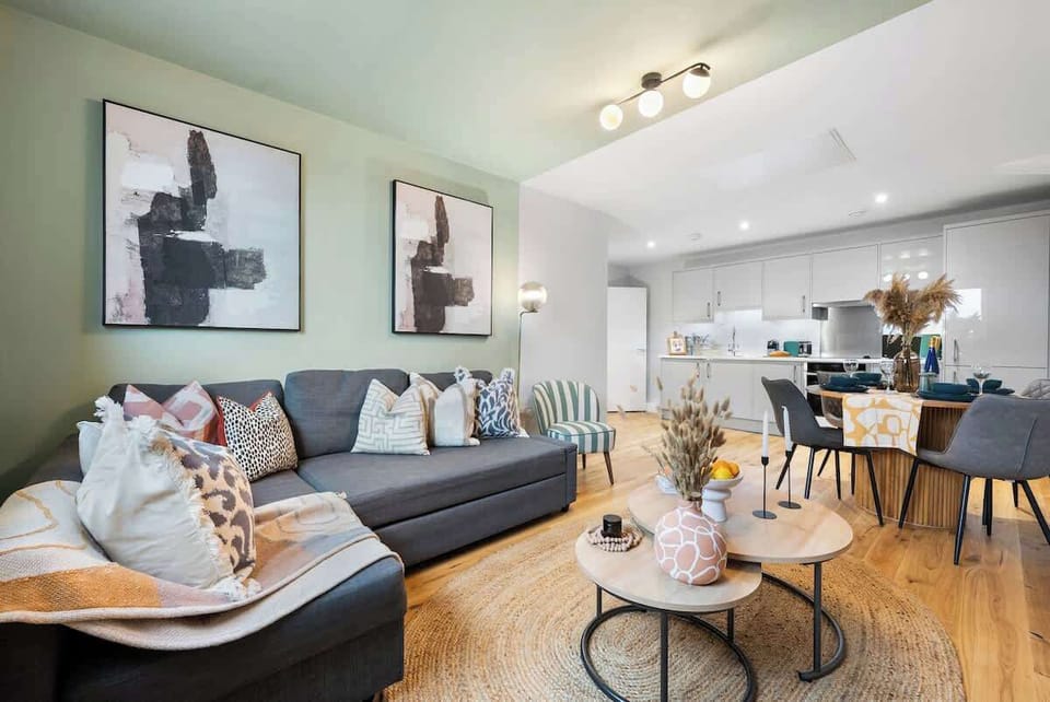 Living and Dining area combined at Blue Puffin Stays Short Lets & Serviced Accommodation
