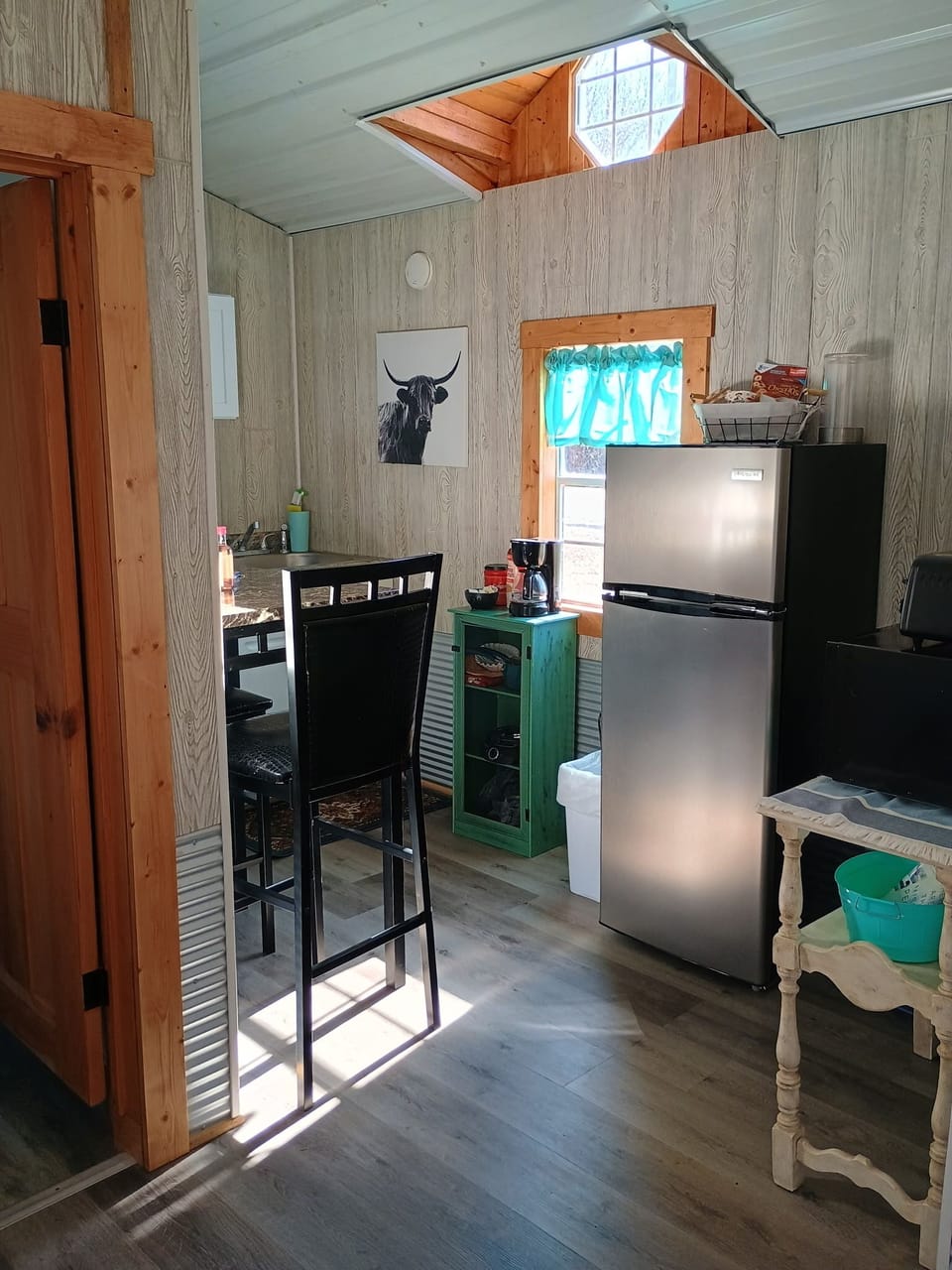 Kithenette with microwave, hot plate and toaster oven for your convenience.