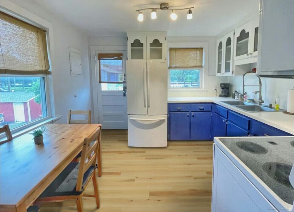 Fully stocked kitchen with dining table for 4.