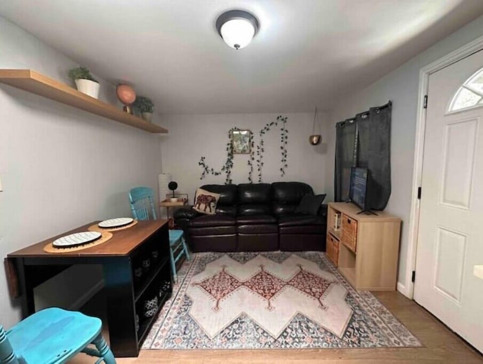 One bedroom apt/guest home near downtown and base  House in San Diego