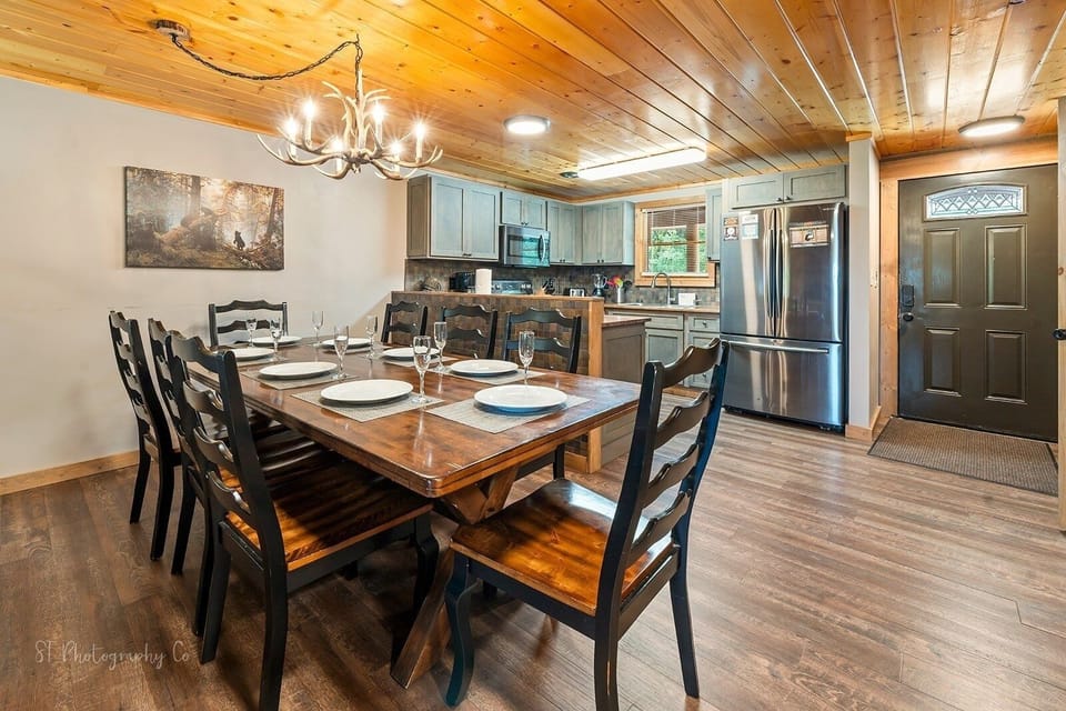 Indoors, Architecture, Building, Dining Room, Dining Table