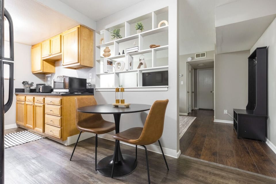 Savor your meals in this dining set for guests