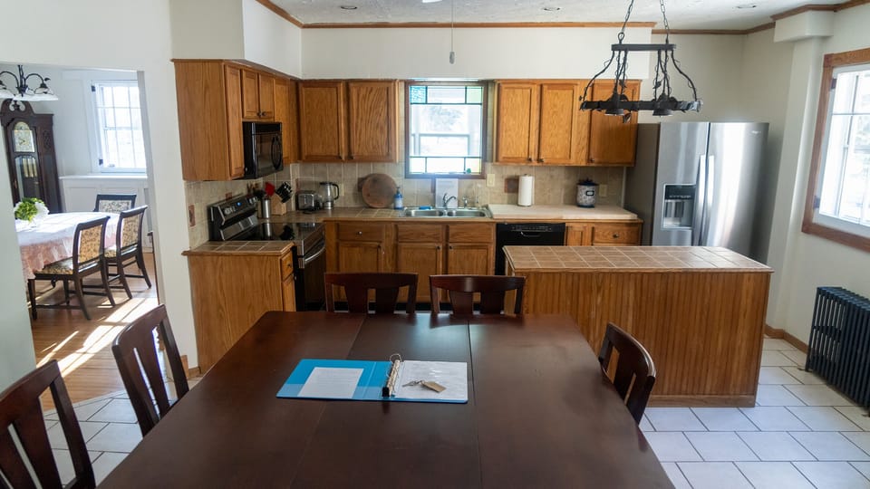 Huge eat-in Kitchen.
Kitchen table seats 8