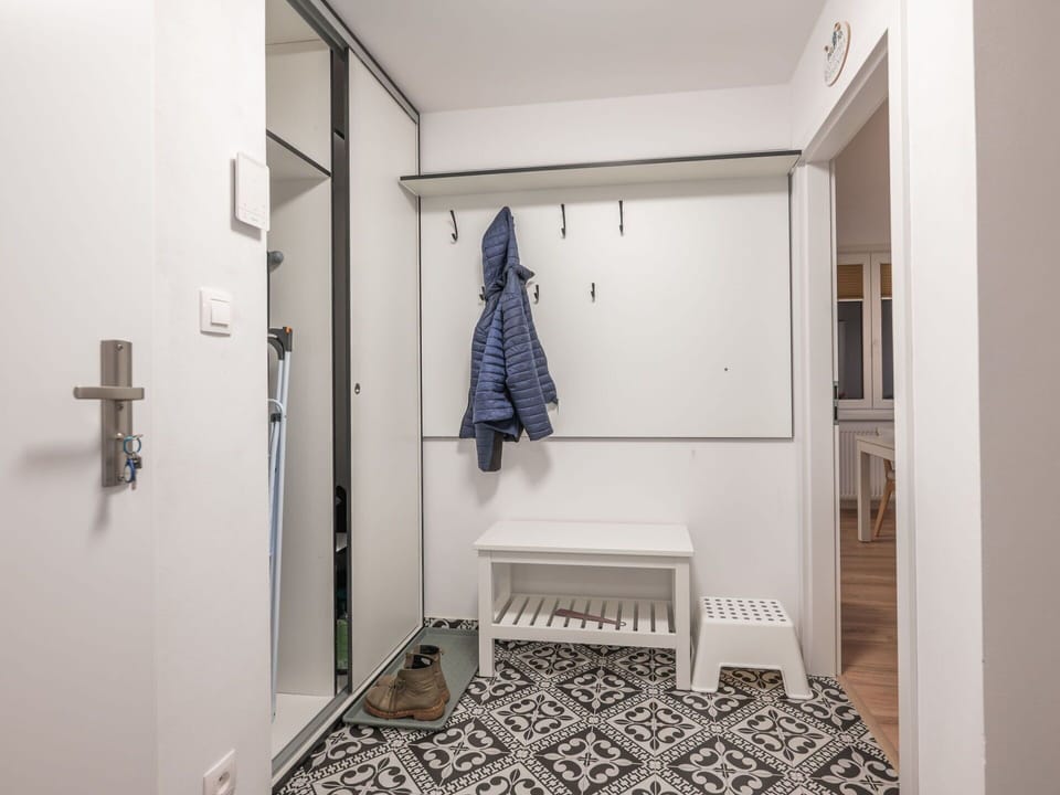 Property, Wood, Building, Interior Design, Flooring, Hall, Floor, Wall, Rectangle, Hardwood