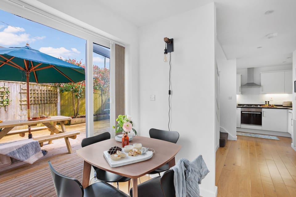 Dining area with access to rear patio - Vickery's Cottage