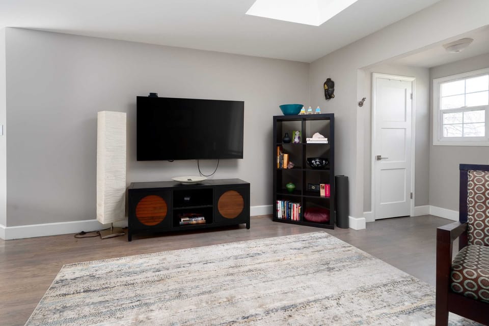 ... here's another shot of the living area ...
