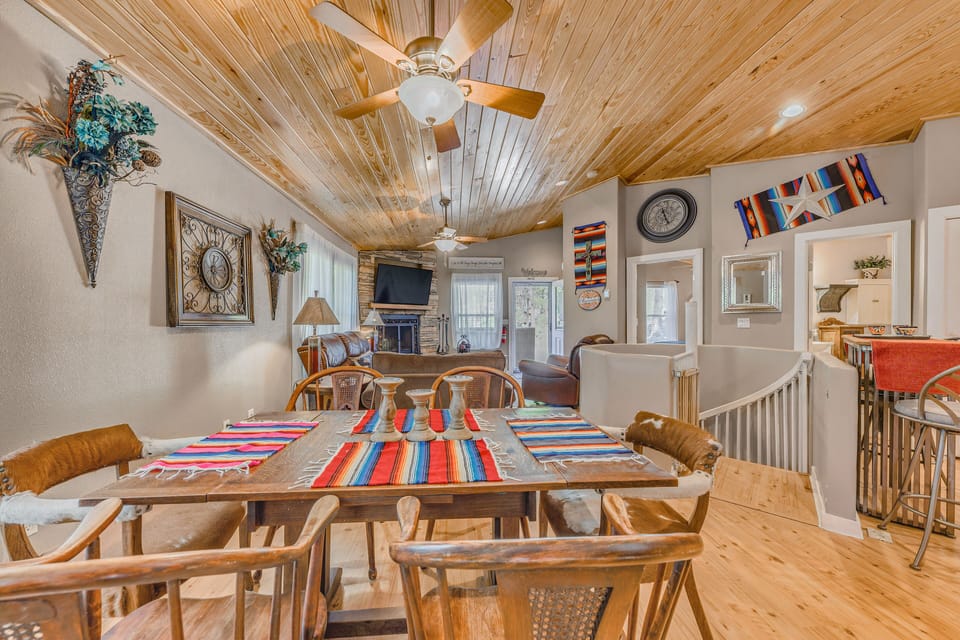 Dining Area | Dishware/Flatware Provided | Main Floor