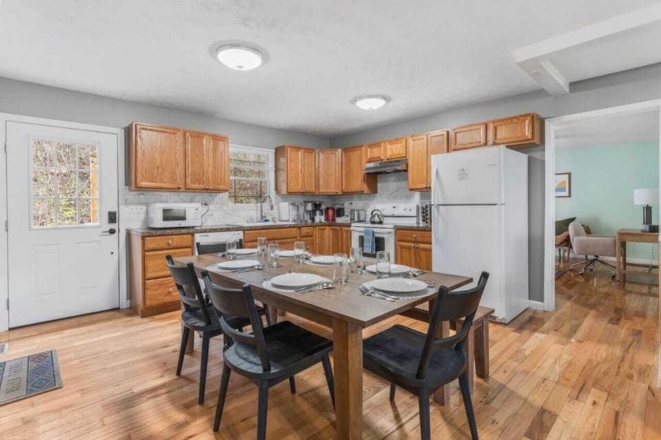 Dining table, fully equipped kitchen