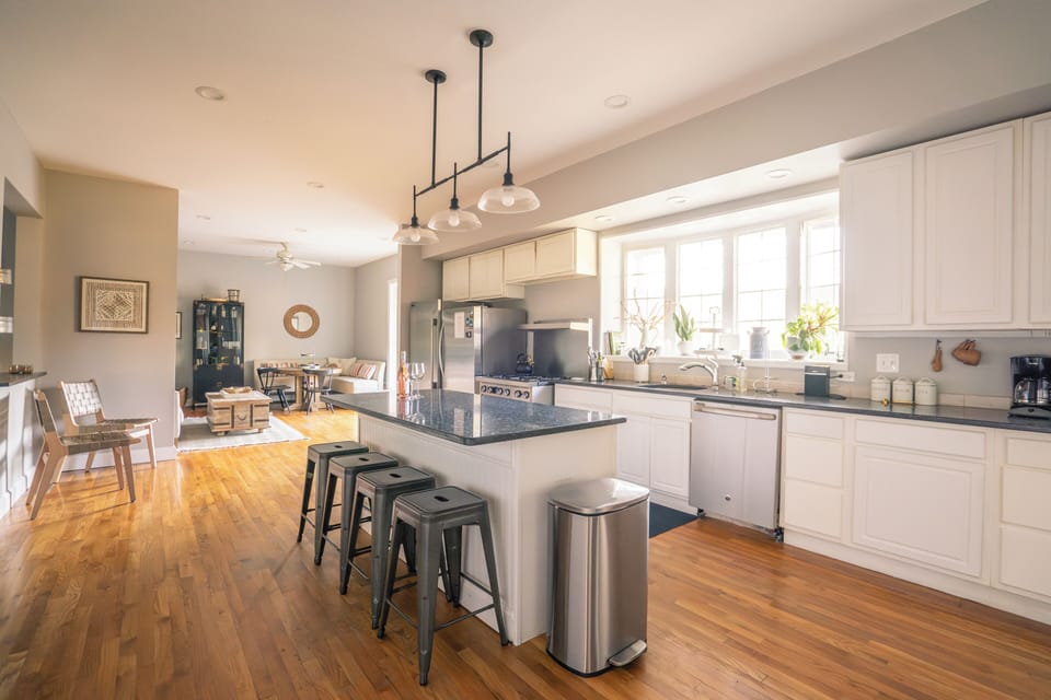 Eat-in kitchen with breakfast nook