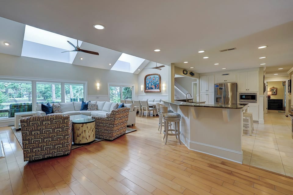 77 Mooring Buoy - Living Area #1 (1st Floor)