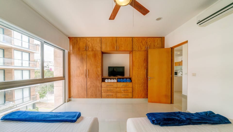 Also with a Smart TV & ensuite bathroom & lots of light