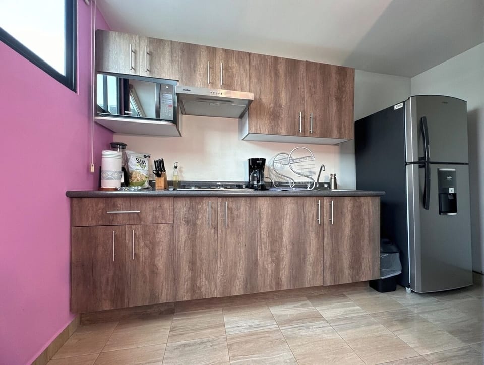 Este espacio bien distribuido cuenta con una cocina equipada, perfecta para preparar tus comidas favoritas. 