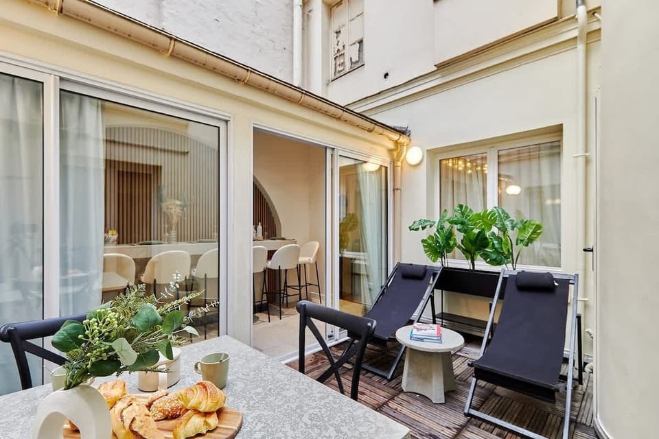 terrasse avec table et chaises longues