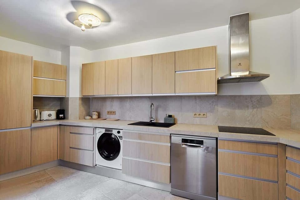 Cuisine entièrement équipée avec machine à café nespresso, machine à laver séchante, lave vaisselle, four, micro onde 