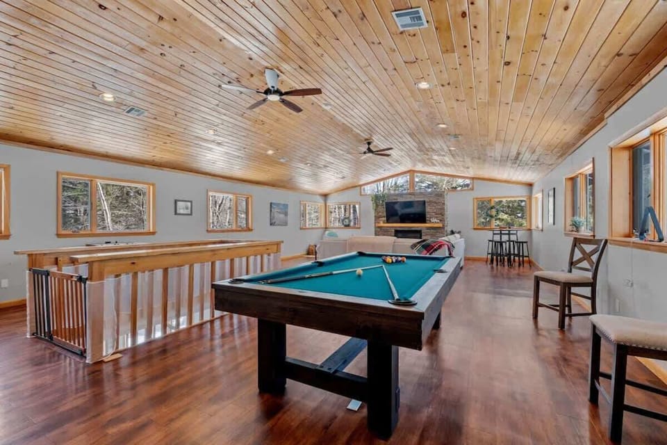 Family fun awaits! Our spacious chalet in Bartlett, NH offers a large entertaining space with a pool table, perfect for making lasting memories