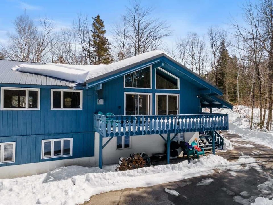 Spacious outdoor living! Enjoy the large driveway and deck