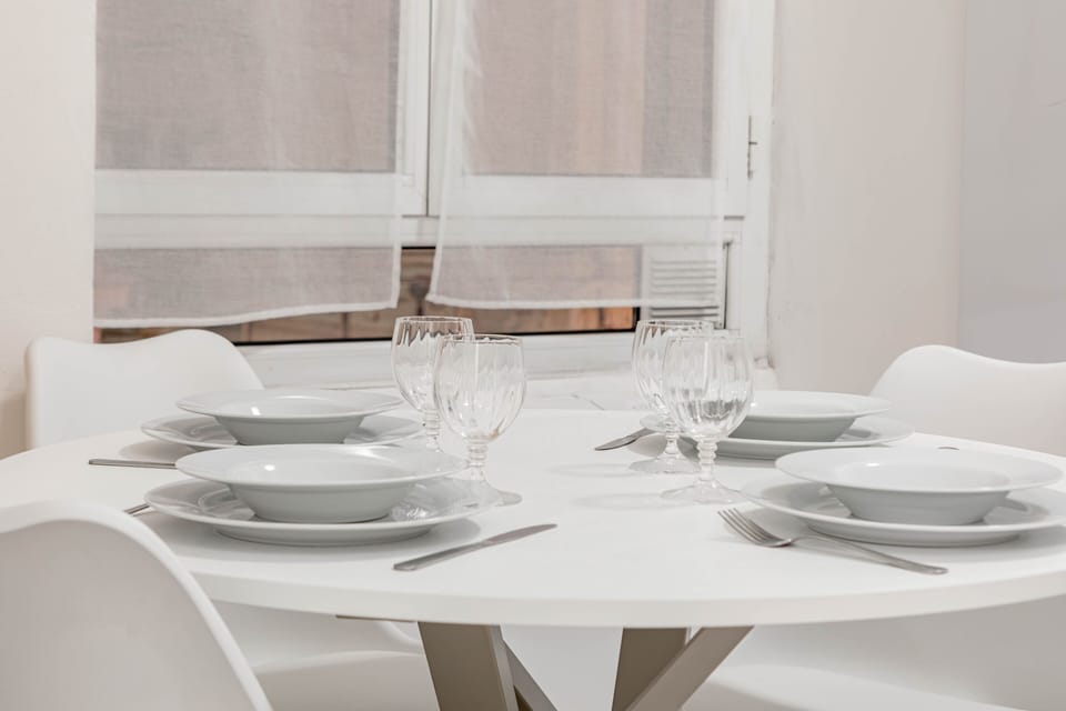 Dining table (2)