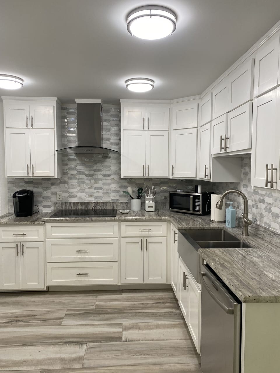  Fully stocked kitchen with glass flat cooktop, Keurig-cup K duo coffee maker.