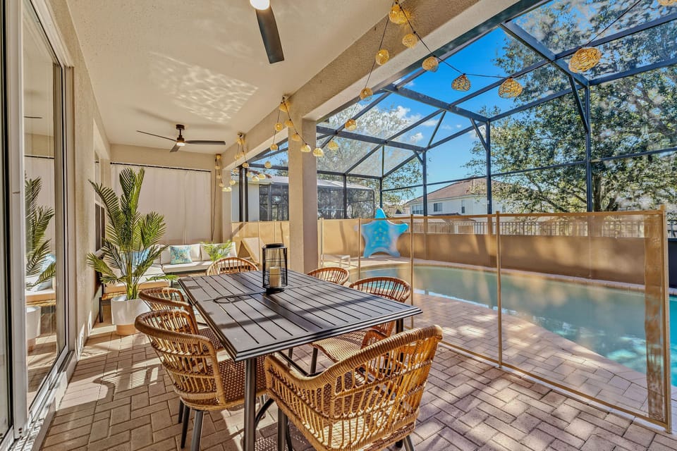 Lanai with tan pool fence