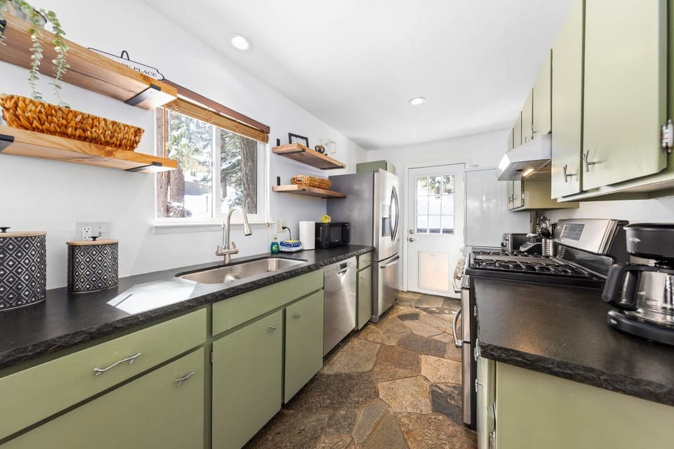 Fully equipped kitchen with high end stainless steel appliances and gas stove