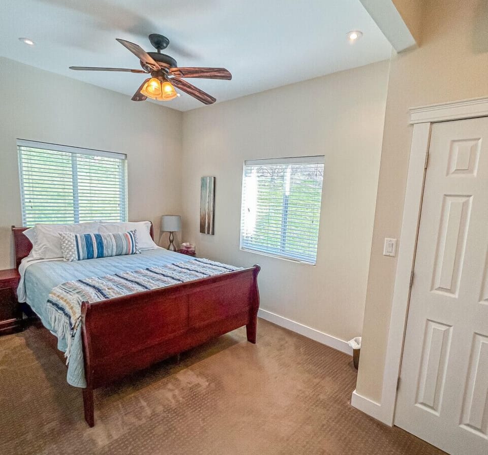 Bedroom 5 - Comfortable queen bed in large bedroom with closet.