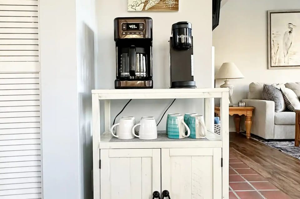 Coffee bar with standard drip and Keurig style for coffee lovers!