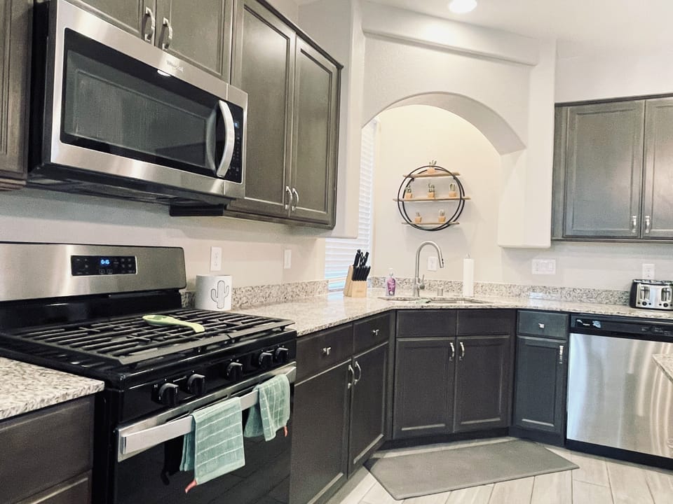 Modern GE Appliances & Chef's Dream Kitchen