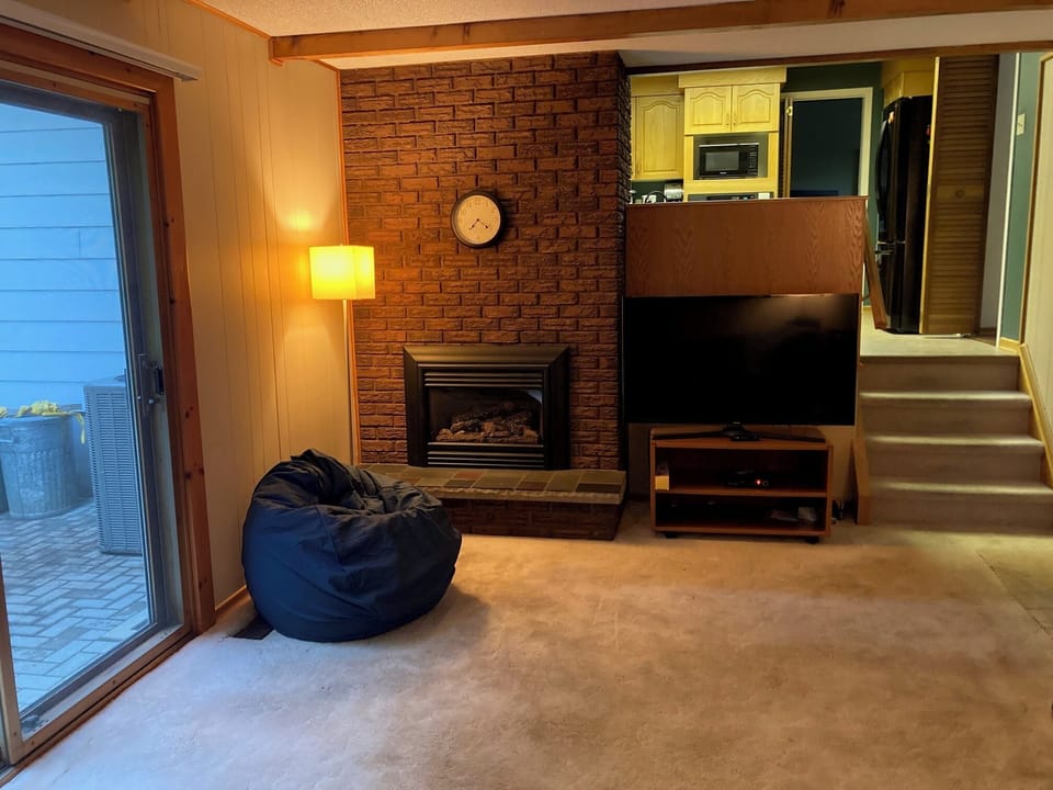 Family room with TV (Gas Fire for winter only)