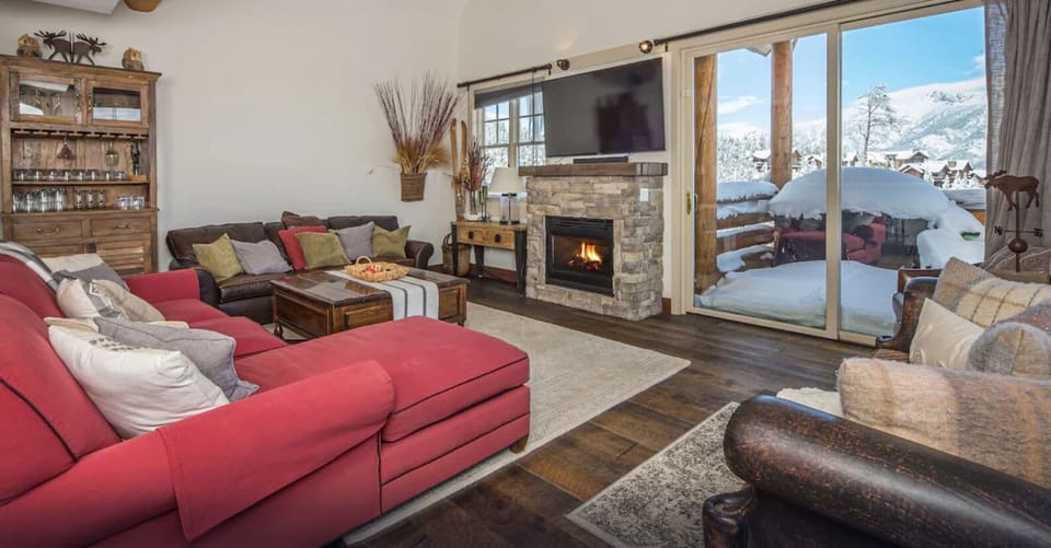 Spacious living room with expansive views of the Spanish Peaks!