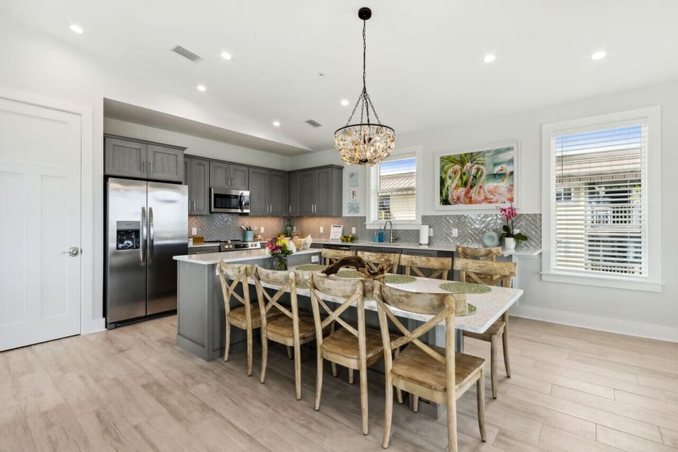 Fully stocked kitchen | Dining area