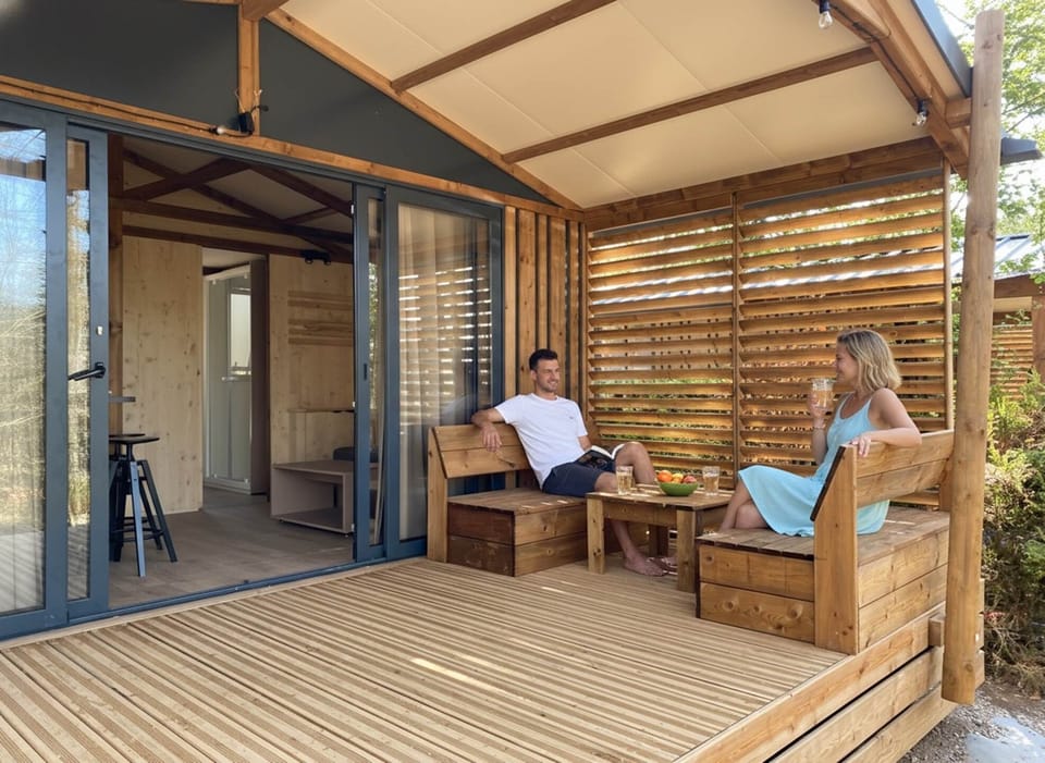 Terrasse couverte avec vue sur la forêt