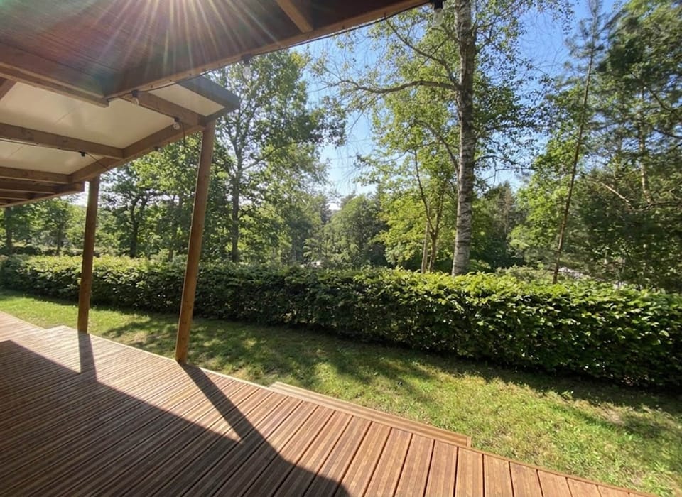 Grande terrasse couverte avec vue sur la forêt