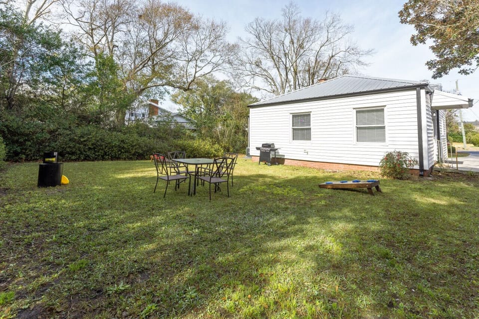 Backyard w/ games, outdoor dining, grill and more!