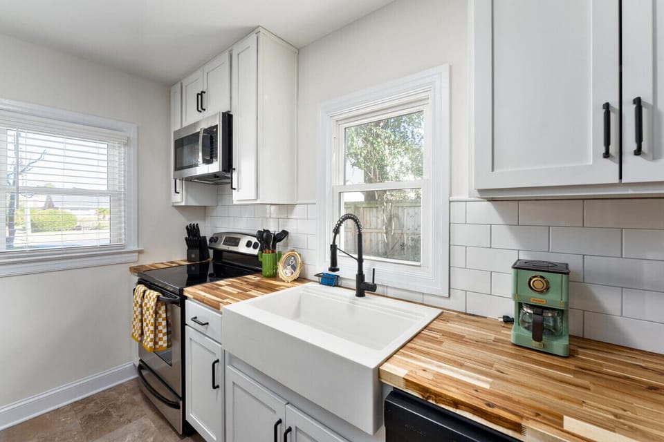 Fully renovated and stocked kitchen!