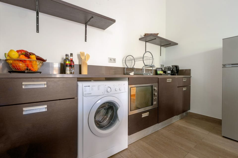 Comfort and convenience at La Cabane Bambou apartment, perfect for extended stays in Juan-les-Pins.