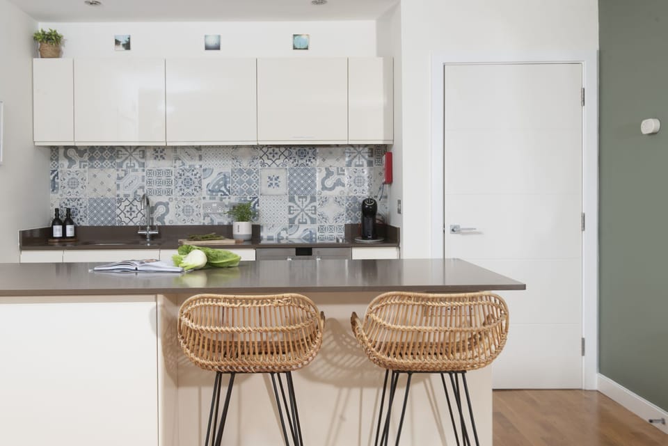 Kitchen with breakfast bar and coffee machine - 6 The Point, Pentire