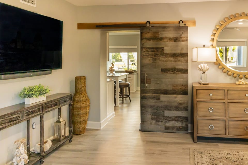 Kingsize bedroom, 65-inch smart TV (YouTube TV), parking lot and pool view