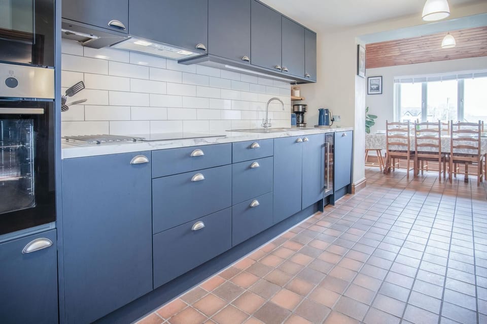 Hill House - 4 Bedroom Holiday Home - Llanrhidian (4966)