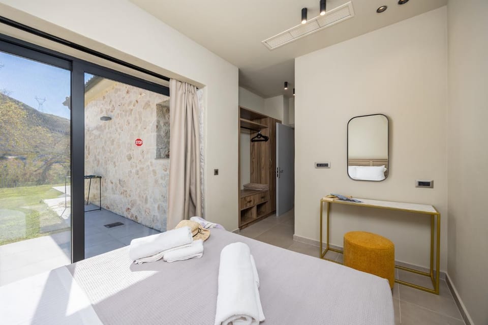 Double bedroom with en suite bathroom and A/C