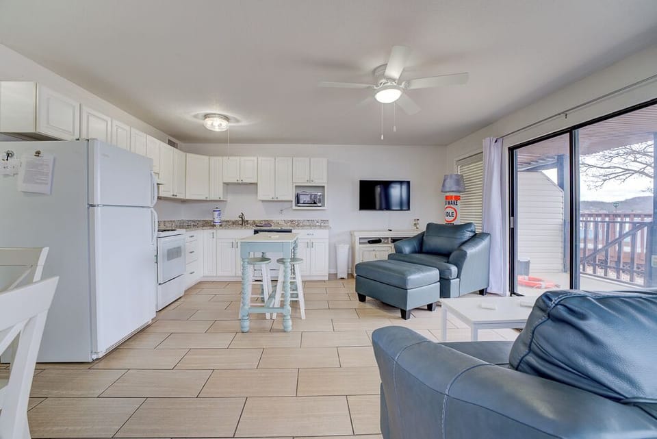 Great area windows on two side slot of Glass/Clean Cut No clutter