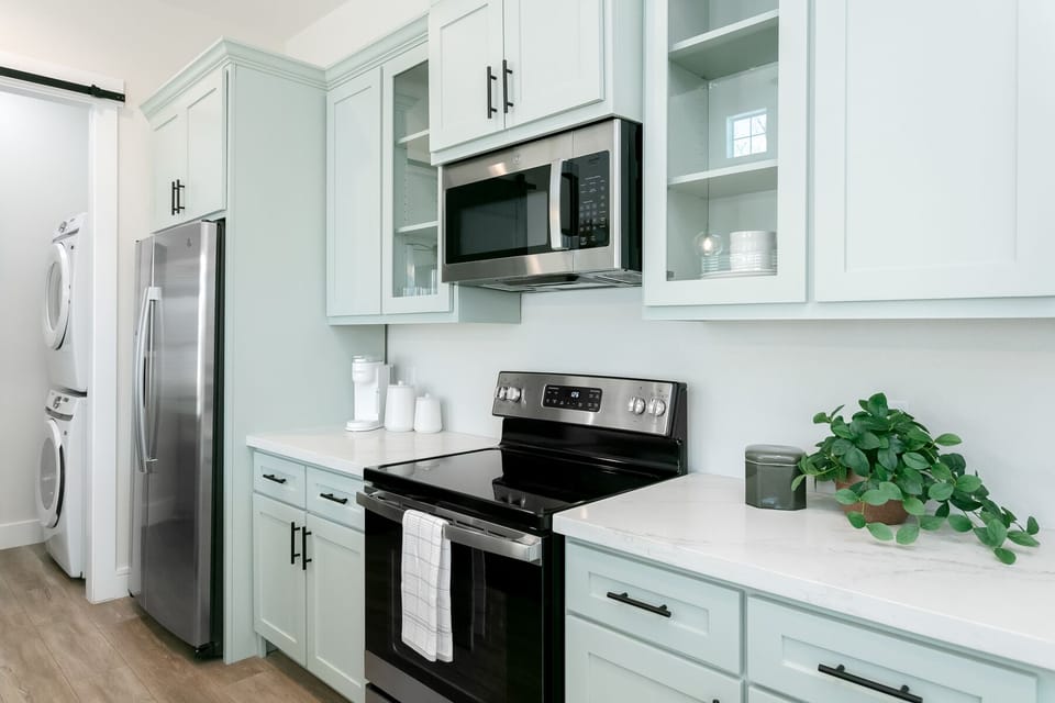 Kuerig,Blender,Toaster,Pots/Pans,Spice Rack