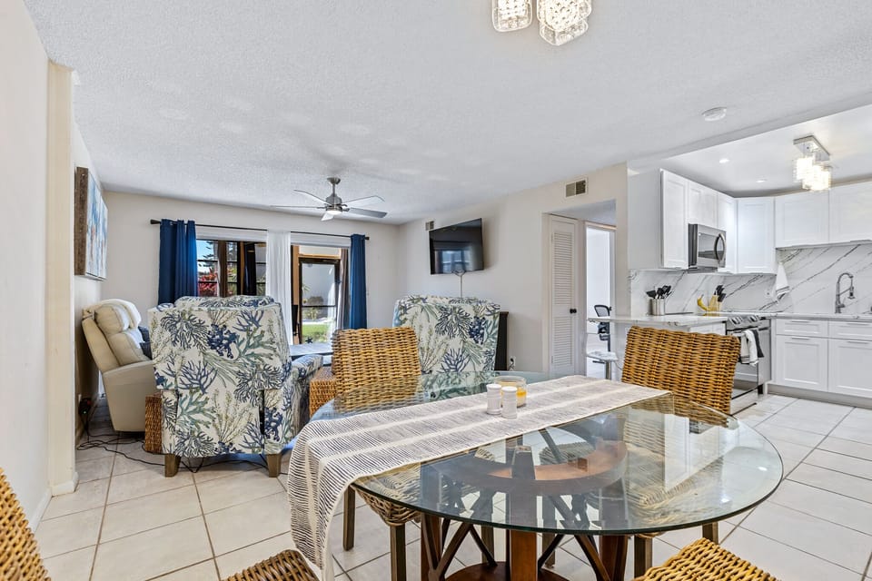Dining area with seating for 4.