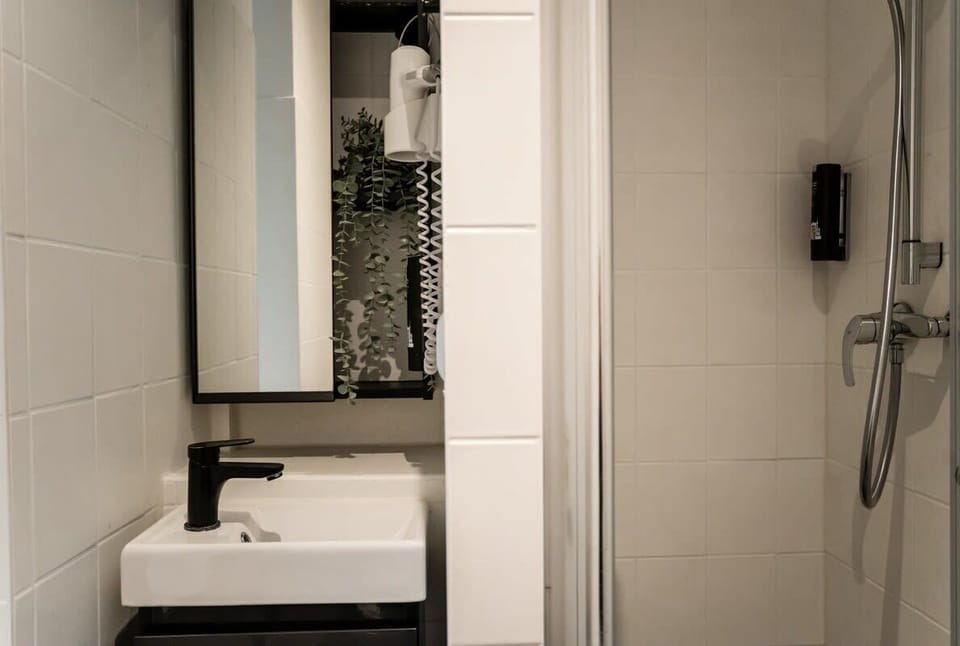 Badezimmer mit Dusche und Haartrockner
