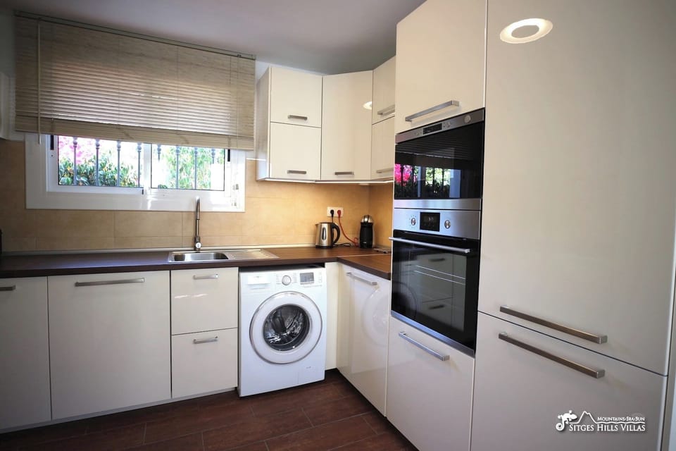 Brand new and fully-equipped kitchen.