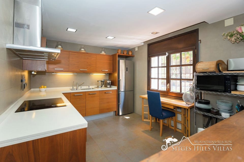 Modern and fully equipped kitchen.