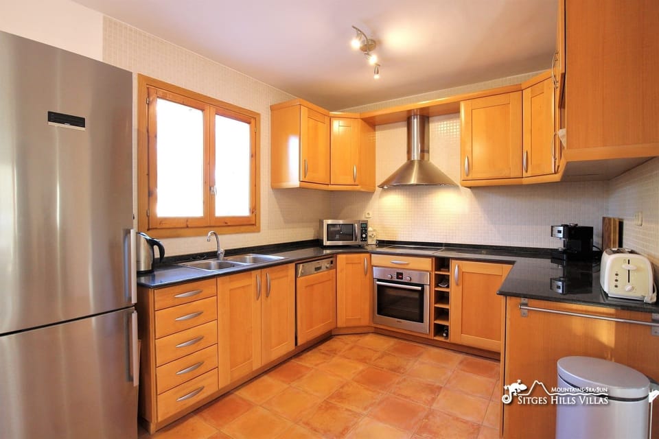 Fully equipped, modern style kitchen.