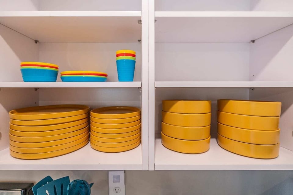 Our vibrant and colorful dish set, designed to bring a splash of joy and creativity to every meal. This carefully curated collection combines functionality with aesthetic appeal, making dining an even more delightful experience.