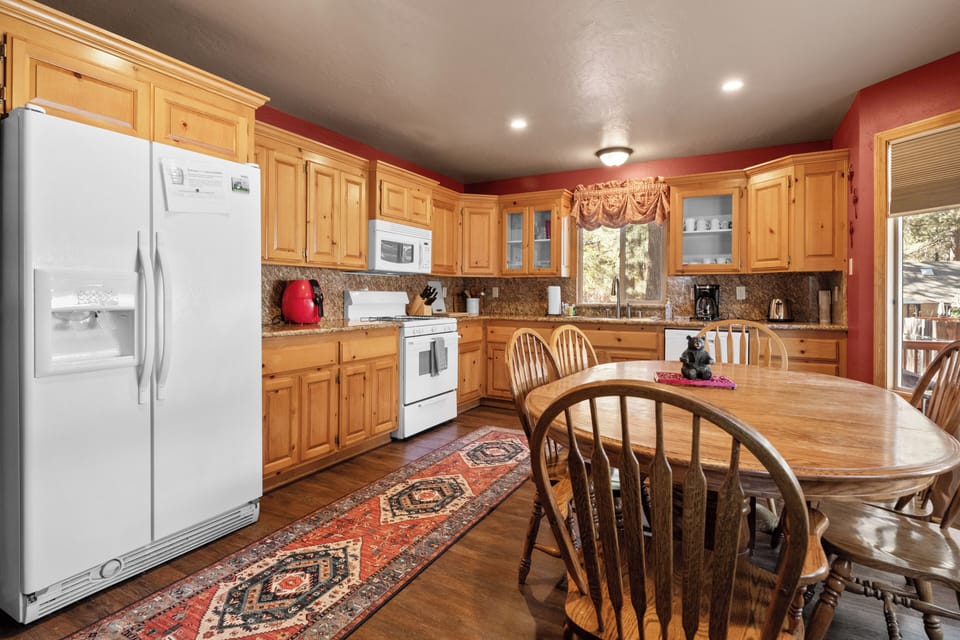 Kitchen with a view - The eat-in kitchen features updated appliances and gleaming granite countertops. A French-door fridge and gas range make meal prep simple.