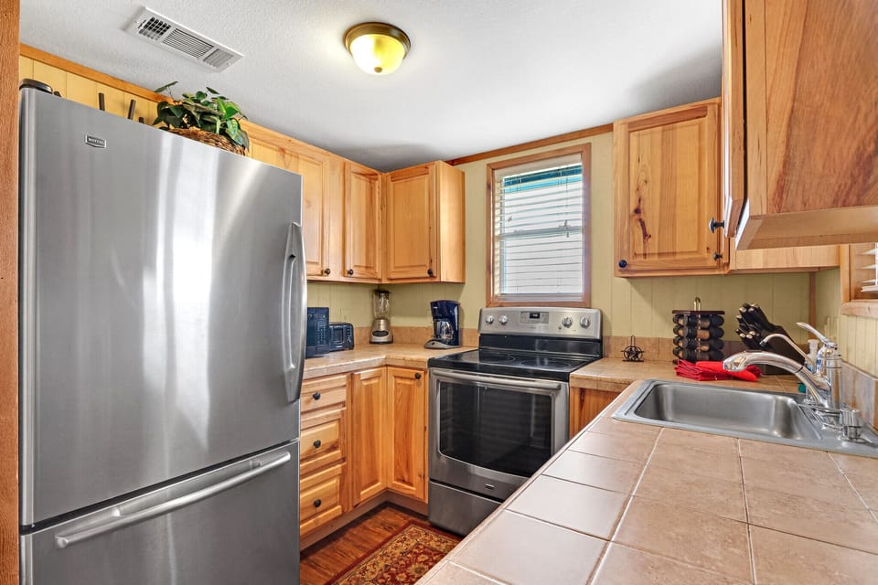 Full size kitchen equipped with everything needed for a homecooked meal