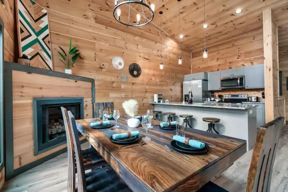 Enjoy dinning together at our 6-person dining table. 